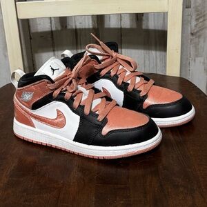 Nike Air Jordan Retro‎ 1 Mid GS White Black Light Madder Root 2Y